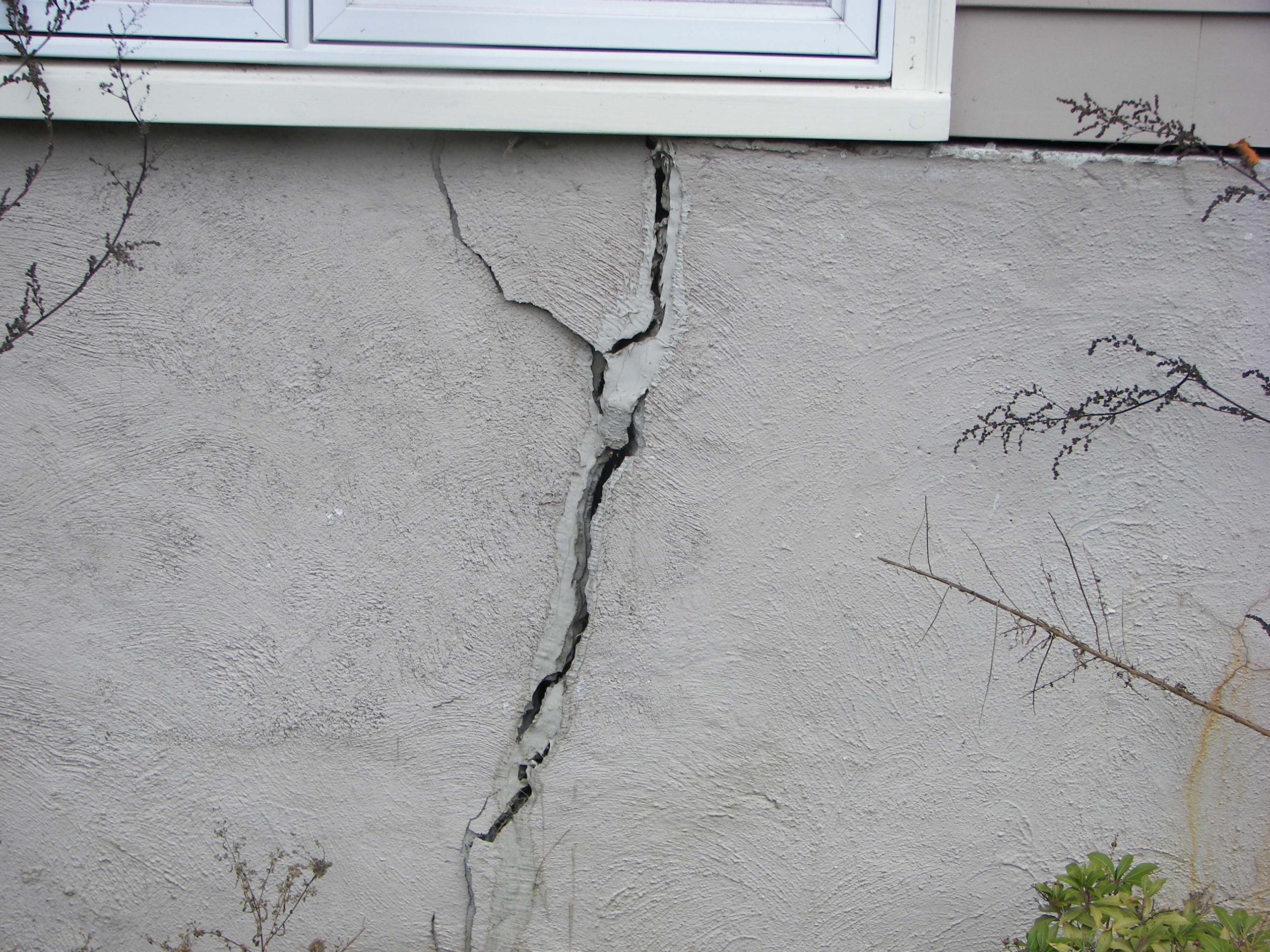 Can you sell a sale house with a cracked foundation